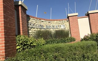 1 Bedroom Apartment in Douglasdale