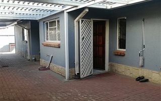 3 Bedroom House in Spruit View
