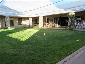 6 Bedroom House in Long Acres