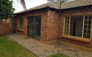 3 Bedroom Simplex in Heuwelsig Estate