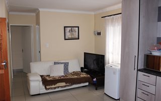 2 Bedroom Garden Cottage in Marlands