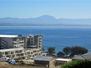 698 m² Land available in Mossel Bay Central