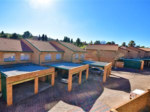 2 Bed Apartment in Roodekrans