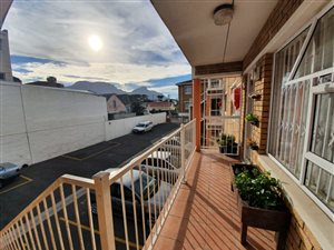 2 Bed Apartment in Wynberg