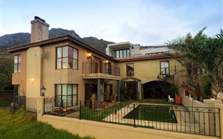 4 Bedroom House in Vredehoek