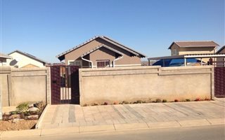 2 Bedroom House in Blue Hills Country Estate