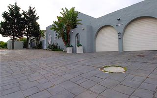 5 Bedroom House in West Beach