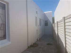 2 Bedroom Flat in Strandfontein