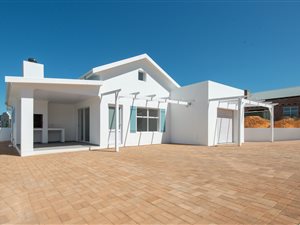 3 Bed Townhouse in Stilbaai