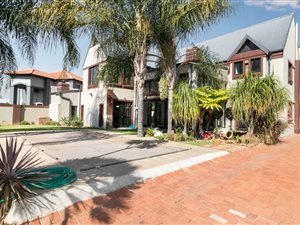 6 Bed House in Willow Acres