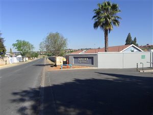 2 Bed Simplex in Roodepoort West