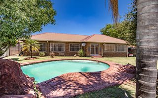 3 Bedroom House in Rhodesfield