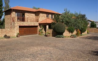 3 Bedroom Cluster in Kyalami Hills