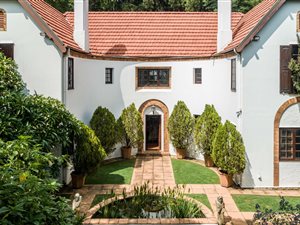 5 Bed House in Westcliff