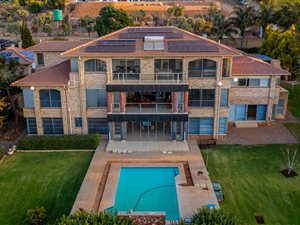 6 Bed House in Poortview
