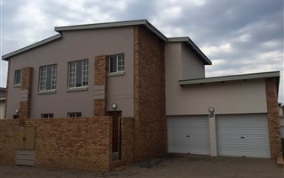 2 Bedroom Townhouse in Hazeldean (Silverlakes Surroundings)