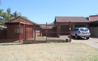 4 Bedroom House in Rooihuiskraal