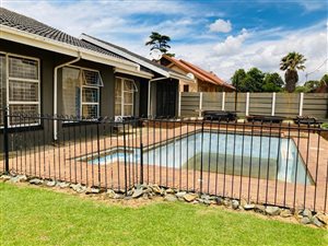 5 Bed House in Dersley