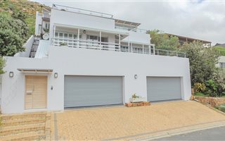 4 Bedroom House in Fish Hoek