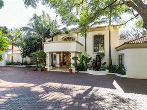 5 Bed House in Bryanston West