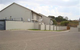3 Bedroom Townhouse in Die Heuwel