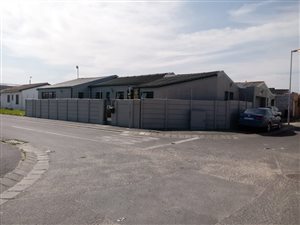3 Bed House in Pelikan Park