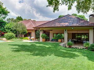 5 Bed House in Bryanston West