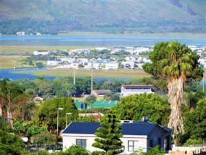 757 m² Land available in Hornlee