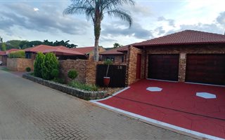 3 Bedroom House in Magalieskruin