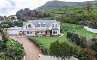 3 Bedroom House in Noordhoek