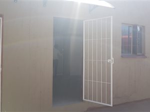 Bachelor apartment in Vanderbijlpark CW5