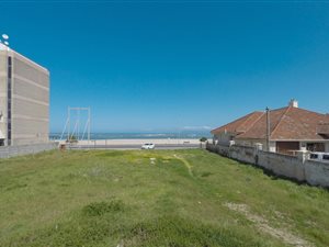 1070 m² Land available in Strand South