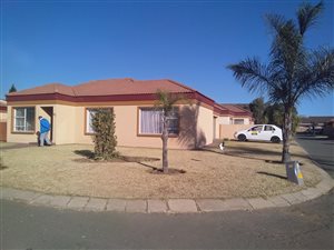 2 Bed Townhouse in Vanderbijlpark CE2