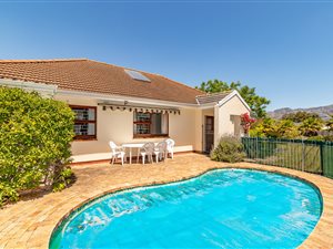 3 Bed House in Bergvliet