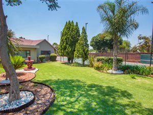 5 Bed House in Floracliffe