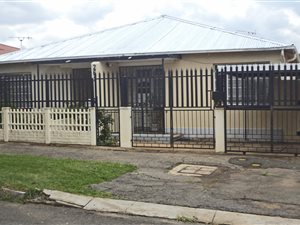 4 Bedroom House in Bezuidenhout Valley