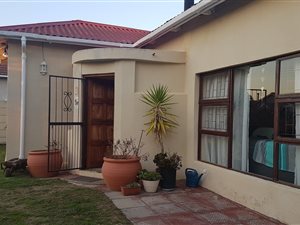 3 Bed House in Strand Central