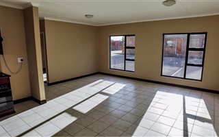 3 Bedroom Flat in Roodewal and surrounds
