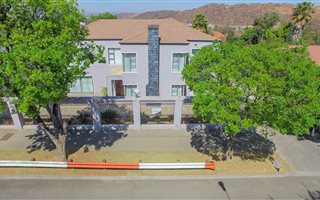 4 Bedroom House in Linmeyer