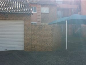 2 Bed Apartment in Die Hoewes