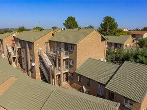 2 Bedroom Apartment in Die Hoewes