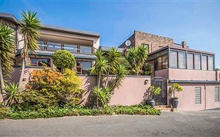6 Bedroom House in Gordons Bay Central