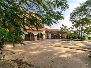 10 Bed House in Drummond