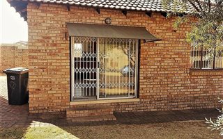 2 Bedroom Flat in Witpoortjie
