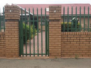 3 Bed House in Robertsham