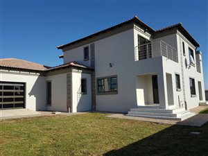 4 Bed House in Blue Valley Golf Estate