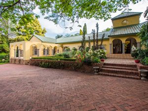 6 Bed House in Shere