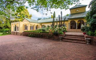 6 Bedroom House in Shere