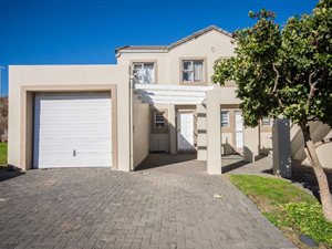 2 Bed Townhouse in Somerset West Central