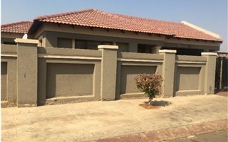 4 Bedroom House in Vosloorus